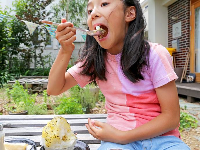 ひだまりかき氷スタンド　キウイを食べる子ども