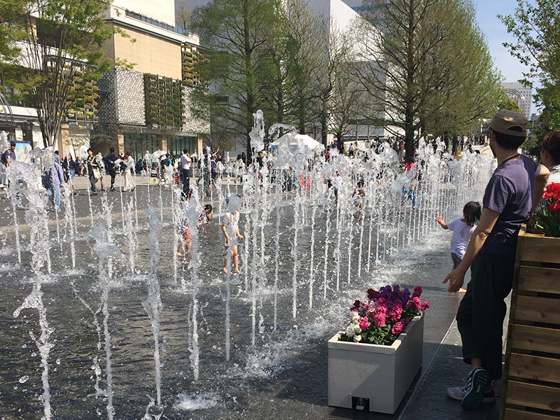 横浜美術館前の噴水広場