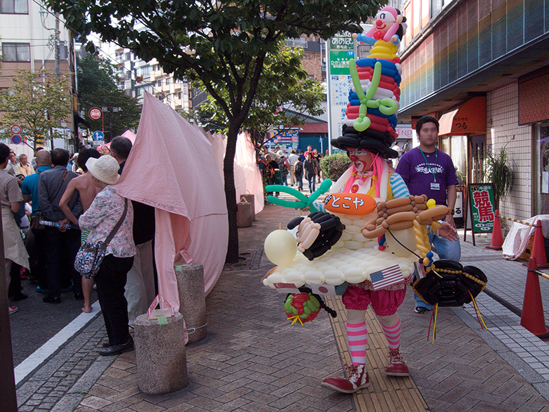 野毛の街を闊歩するピエロ