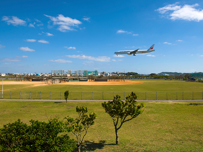 着陸態勢に入る飛行機