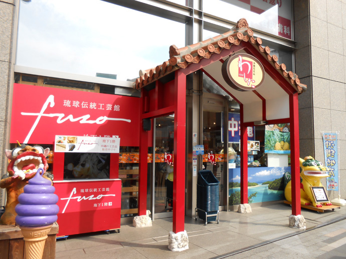 銀座の街で、沖縄屋根と大きなシーサーがお出迎え！地元の市場にいる